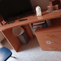 scrivania di legno