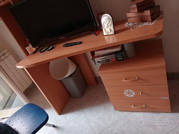 scrivania di legno