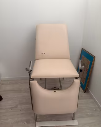 Lettino da medico in pelle
