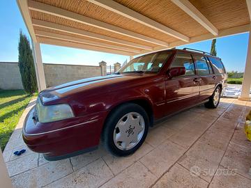 Volvo rossa modello 960