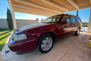 Volvo rossa modello 960