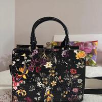 Borsa con stampa floreale e manici lucidi