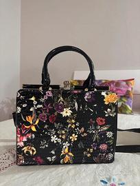 Borsa con stampa floreale e manici lucidi