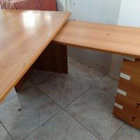 scrivania angolare e sedie da ufficio 
