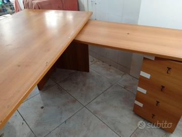 scrivania angolare e sedie da ufficio 