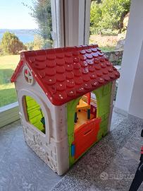 Casa bambini con sedie e tavolo
