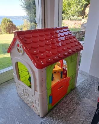 Casa bambini con sedie e tavolo
