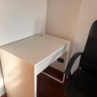 Scrivania e sedia girevole in ecopelle