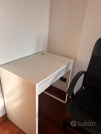 Scrivania e sedia girevole in ecopelle