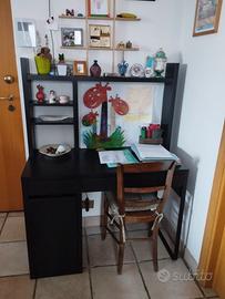 scrivania e divanetto