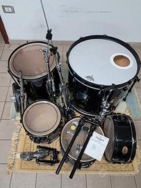 Batteria acustica Pearl Target completa.
