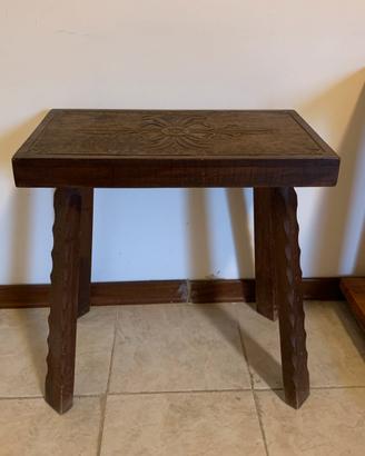 Sgabello in legno massello con finitura artigianal