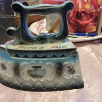 Ferro da stiro in ceramica souvenir