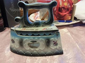 Ferro da stiro in ceramica souvenir
