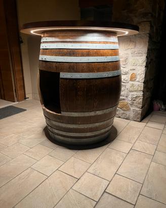 Botte in legno con piano di appoggio