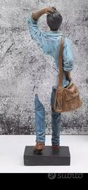 scultura copia in resina raffigurante viaggiatore
