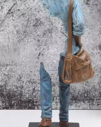 scultura copia in resina raffigurante viaggiatore