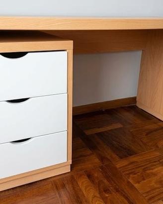 scrivania in puro legno insieme alla cassettiera 