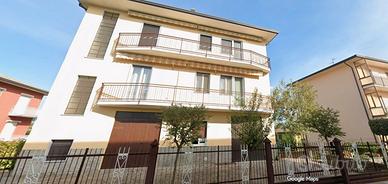 Bilocale con balcone e posto auto a Merone