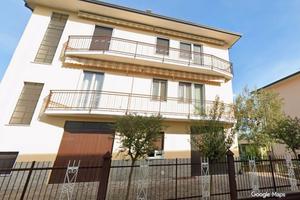 Bilocale con balcone e posto auto a Merone