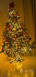 Albero di natale con addobbi