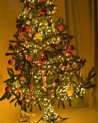 Albero di natale con addobbi