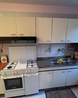 Cucina completa con piano cottura e forno – €400