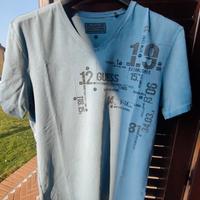 T-shirt GUESS azzurra con scritte