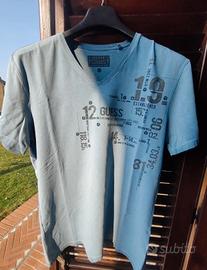 T-shirt GUESS azzurra con scritte