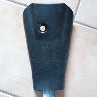 Tappo copri vano batteria per Yamaha Aerox 50
