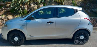 LANCIA YPSILON 1.0 FIREFLY HYBRID ECOCHIC SILVER