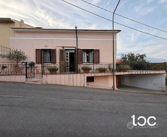 Casa di borgo con corte esterna