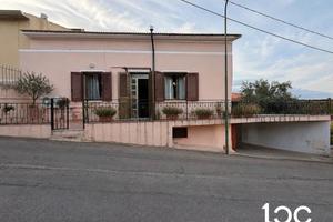 Casa di borgo con corte esterna