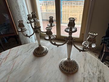 Due candelabri in argento 800