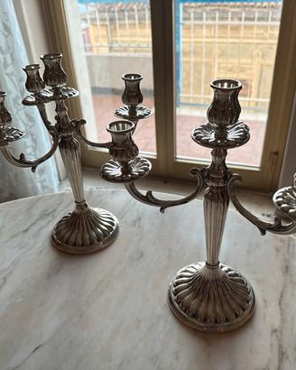Due candelabri in argento 800