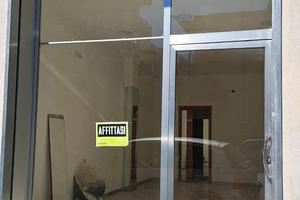 Luminoso e appetibile negozio