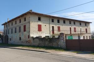 AMPIO RUSTICO CON TERRENO DI 3.000 MQ