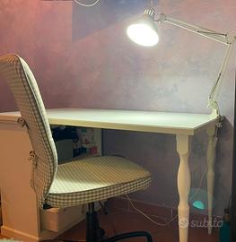 Scrivania ikea con sedia e lampada