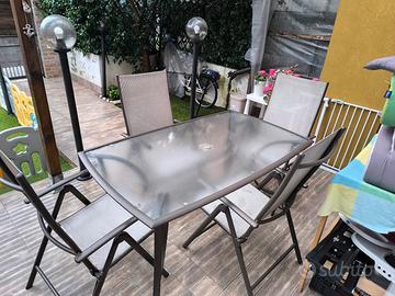 Tavolo da giardino e sedie