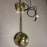 Elegante lampadario dorato in stile classico