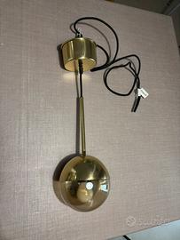 Elegante lampadario dorato in stile classico