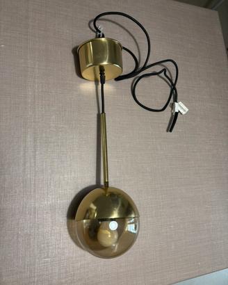 Elegante lampadario dorato in stile classico