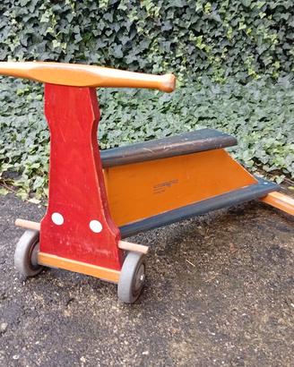 antico giocattolo triciclo in legno