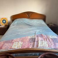 Letto matrimoniale in legno noce antico