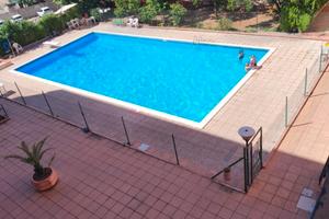 Stanza in appartamento ristrutturato con piscina