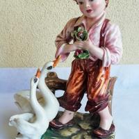 Carlo Mollica statuina bambino con cigni 