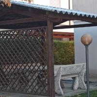 Tavolo da esterno in cemento con panche