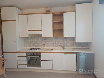 Cucina componibile con elettrodomestici 