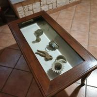 Tavolino con cristalliera in noce