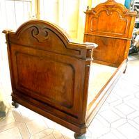 Letto antico in legno ad una piazza e mezza